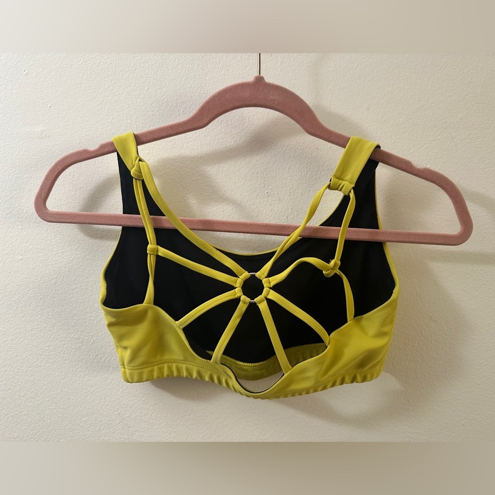 3/$20 Chartreuse Sports Bra Pilates ONZIE FLOW $48 SIZE S/M SMALL MEDIUM - Picture 2 of 4